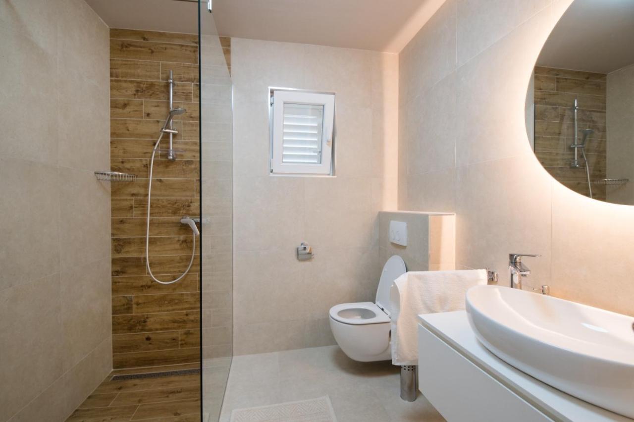 Brand New Aparment With Sea View & Swimming Pool At Ciovo - Villa Fiorentini Трогир Екстериор снимка