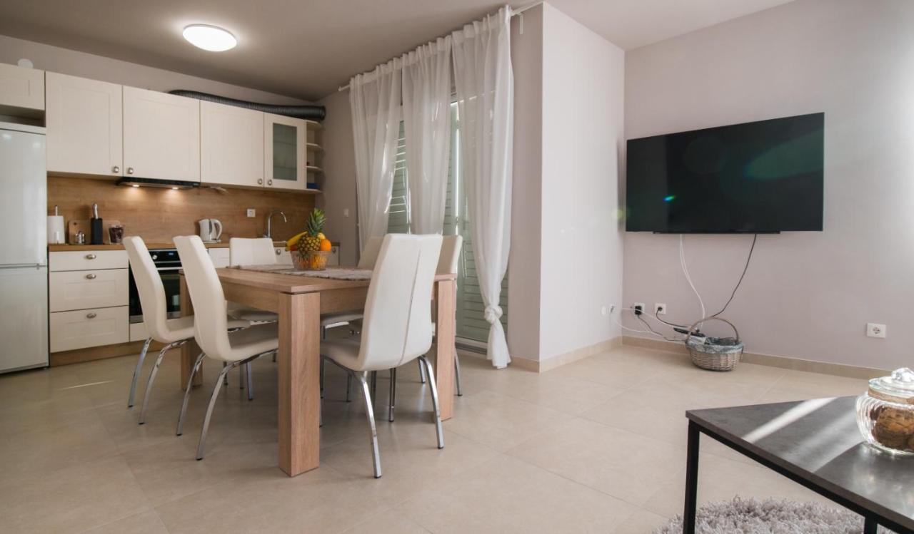 Brand New Aparment With Sea View & Swimming Pool At Ciovo - Villa Fiorentini Трогир Екстериор снимка