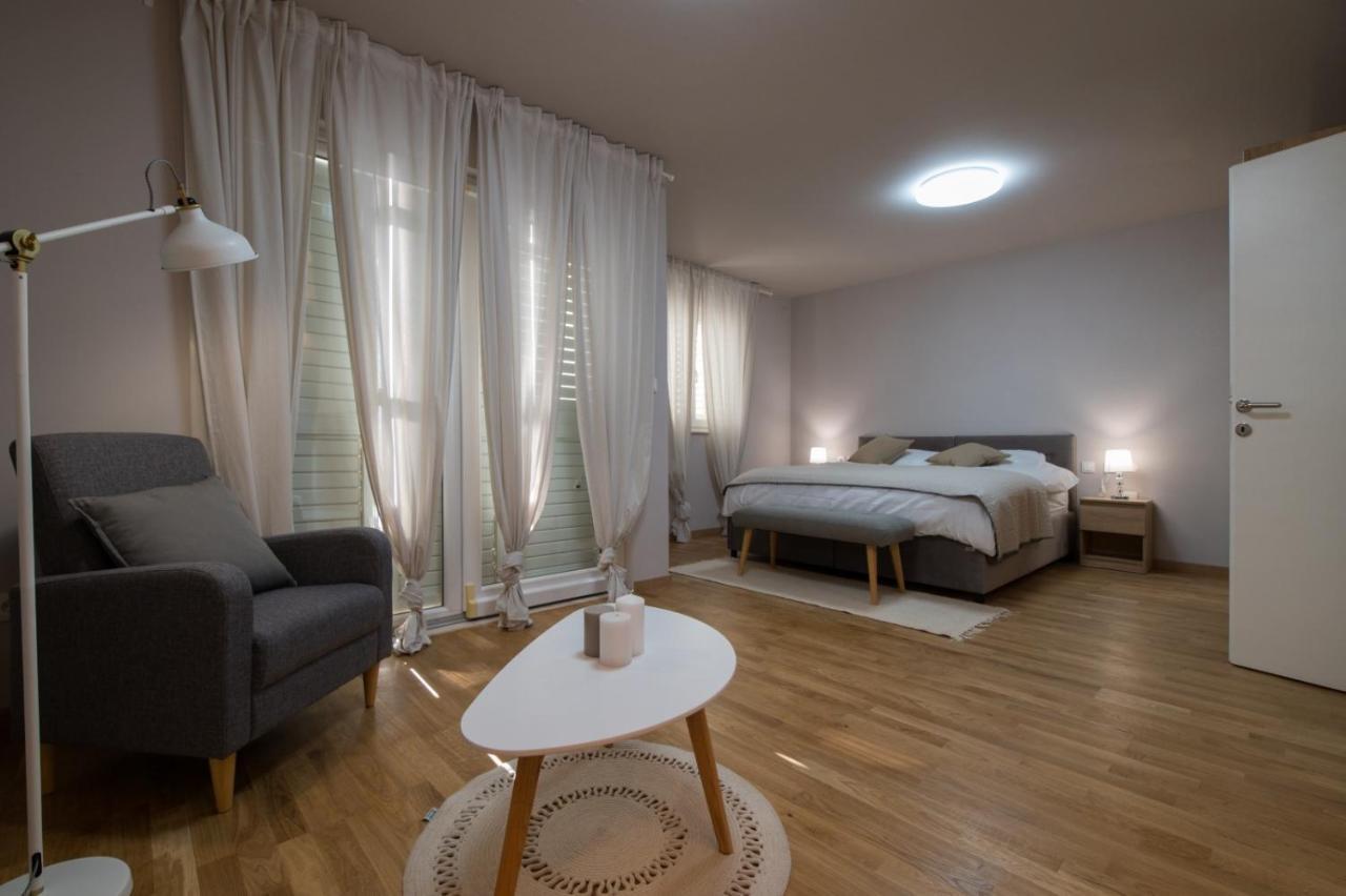 Brand New Aparment With Sea View & Swimming Pool At Ciovo - Villa Fiorentini Трогир Екстериор снимка