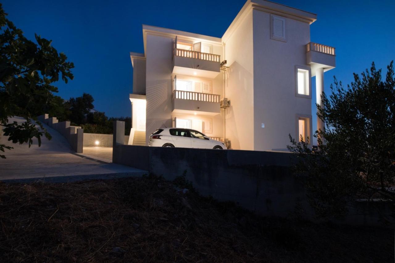 Brand New Aparment With Sea View & Swimming Pool At Ciovo - Villa Fiorentini Трогир Екстериор снимка
