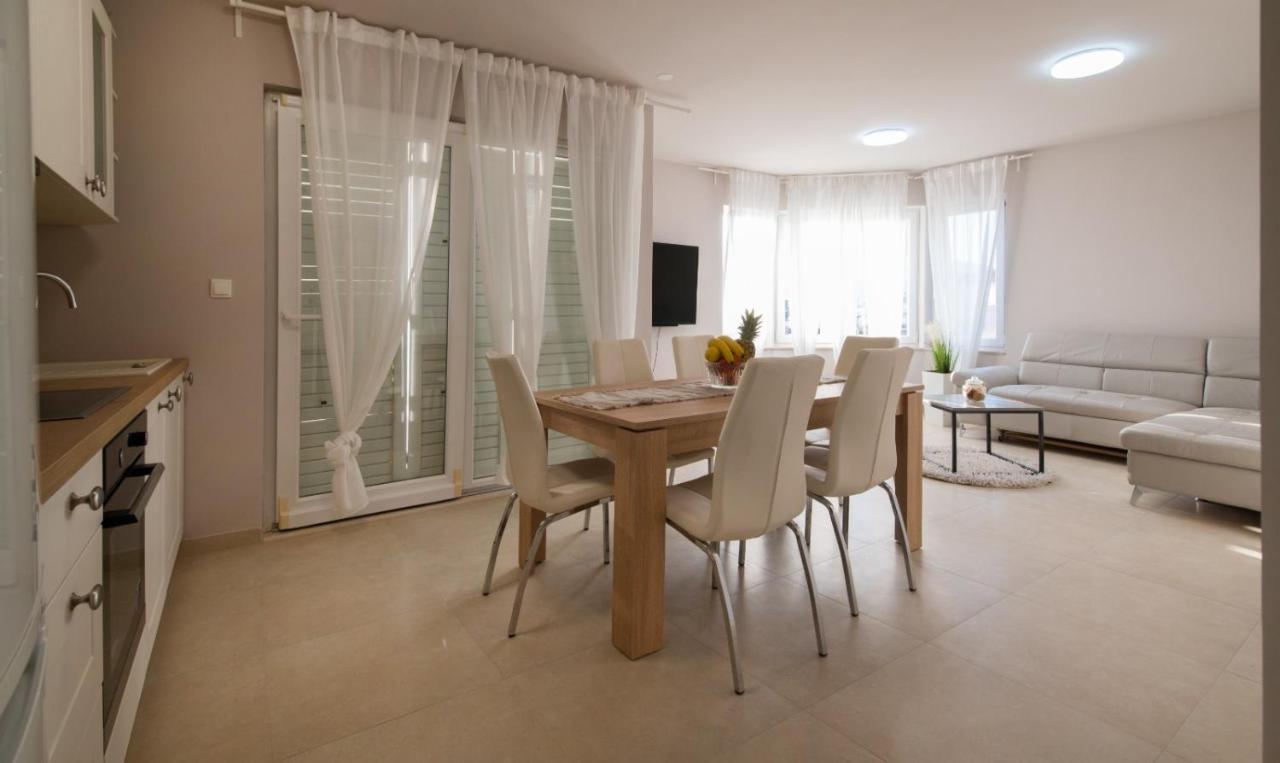 Brand New Aparment With Sea View & Swimming Pool At Ciovo - Villa Fiorentini Трогир Екстериор снимка