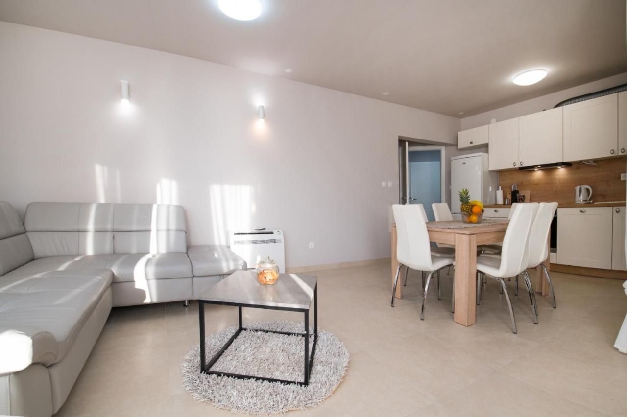 Brand New Aparment With Sea View & Swimming Pool At Ciovo - Villa Fiorentini Трогир Екстериор снимка