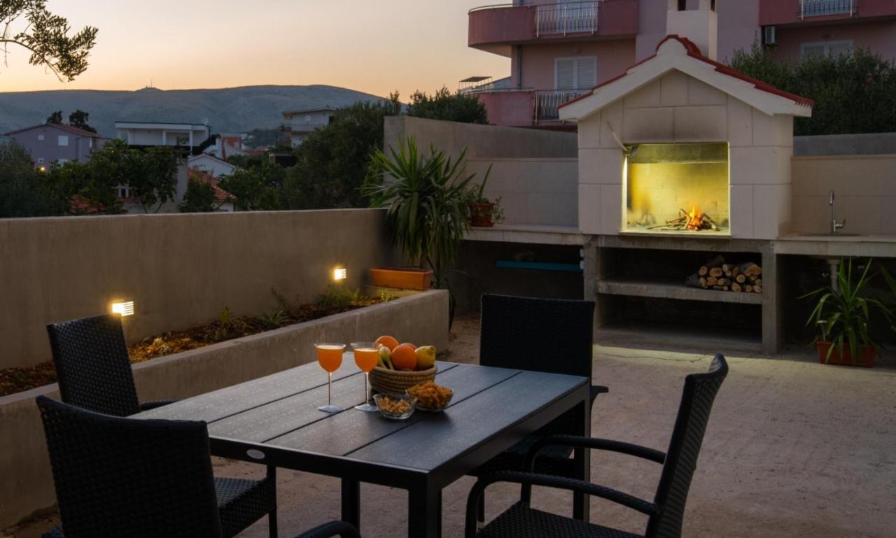 Brand New Aparment With Sea View & Swimming Pool At Ciovo - Villa Fiorentini Трогир Екстериор снимка
